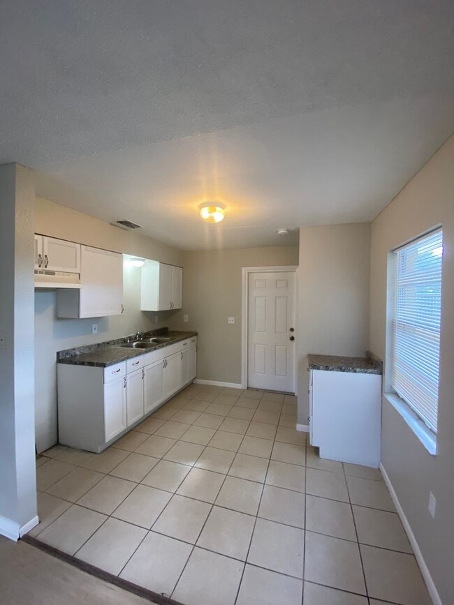 Building Photo - 2 BEDROOM, 1 BATH APARTMENT HOME - PINELLAS PARK