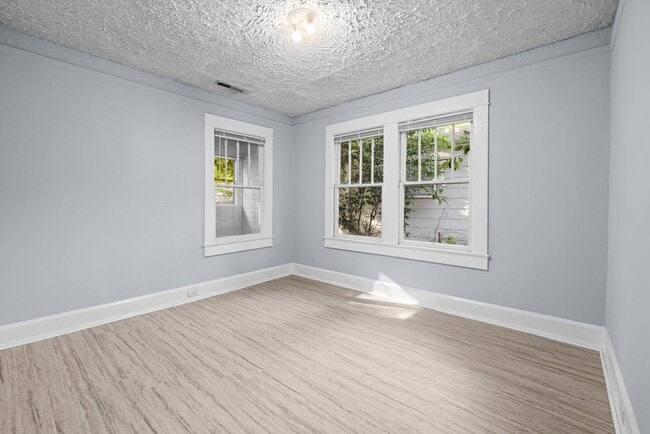 Building Photo - Beautiful 3 Bedroom 2 Bath