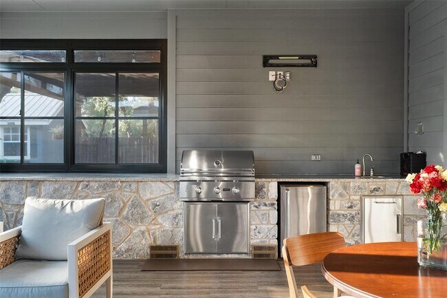 Building Photo - 225 Escarpment Wy