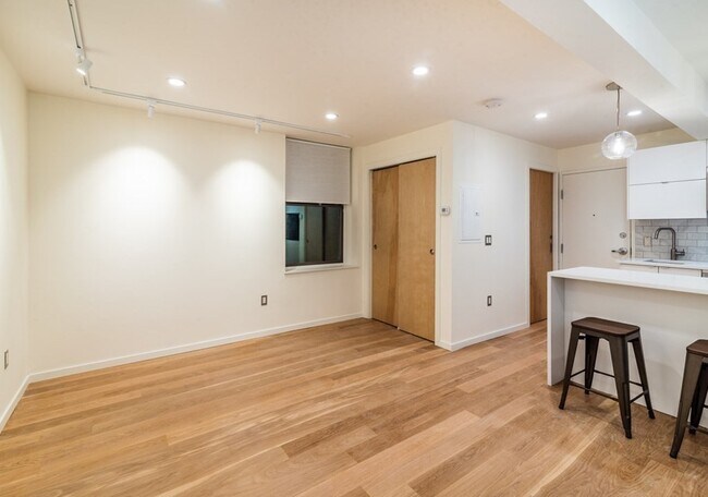 Building Photo - 1060 Beacon St