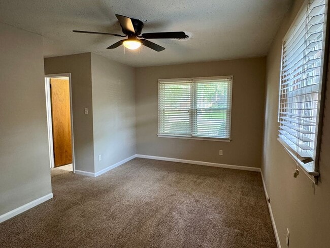 Building Photo - Check Out This 3 Bedroom / 2 Bathroom BRIC...