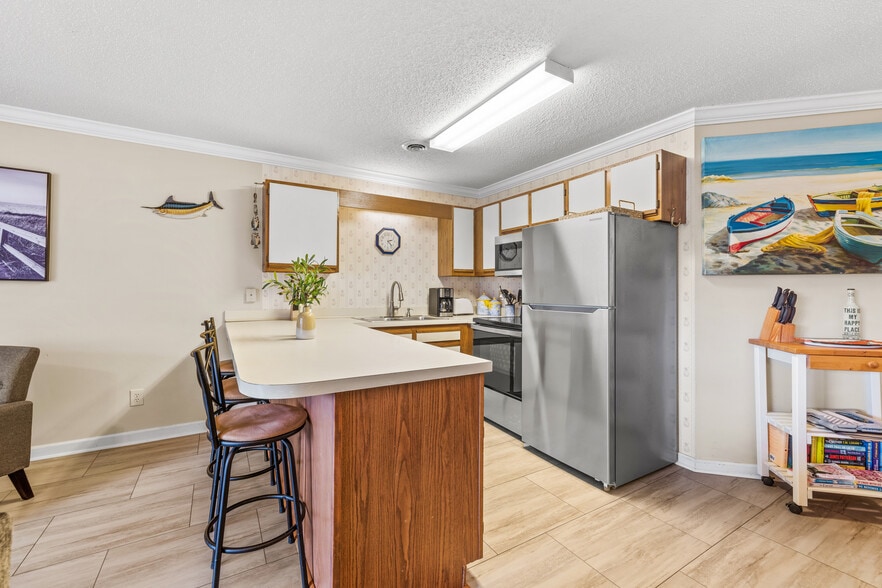 Building Photo - 1095 Plantation Dr W