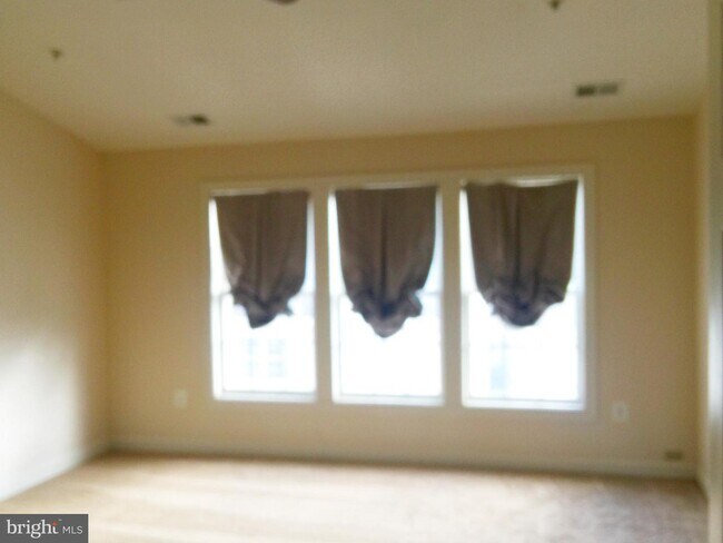 Building Photo - 921 Highland Ridge Ave