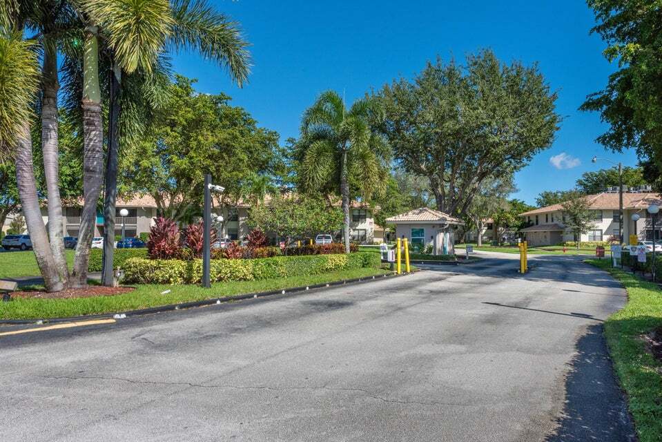 Building Photo - 9930 Pineapple Tree Dr