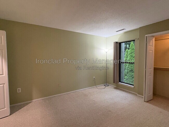 Building Photo - 3 Willow Ln