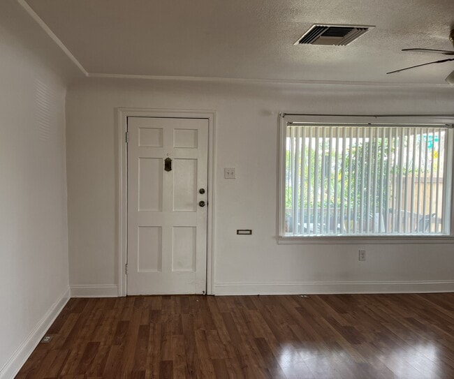 Building Photo - 901 Castaic Ave