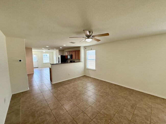 Building Photo - Beautiful 3 bedroom, 2.5 bathroom with an office in a prime New Braunfels location!