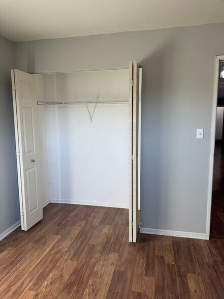 Building Photo - 1324 N Geneva Dr