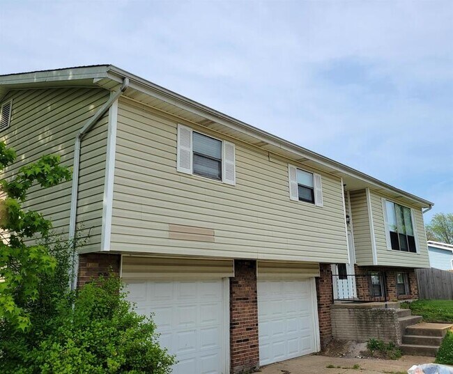 Building Photo - 3932 Silver Ridge Dr