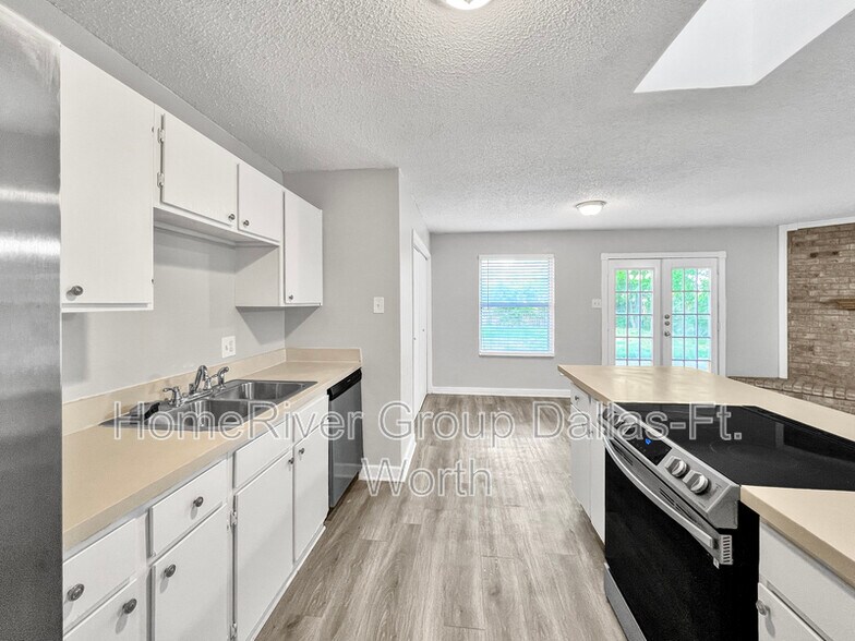 Building Photo - 9703 La Rochelle Dr