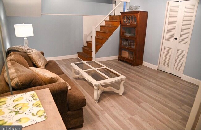 Building Photo - 1095 West Cir