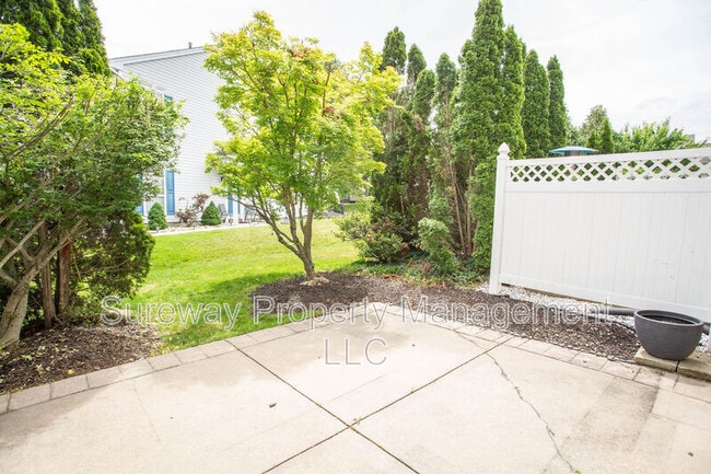Building Photo - 605 Doral Dr