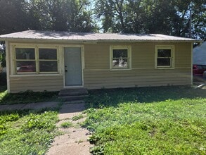 Building Photo - Charming 3 bed 1 bath house with large yard!