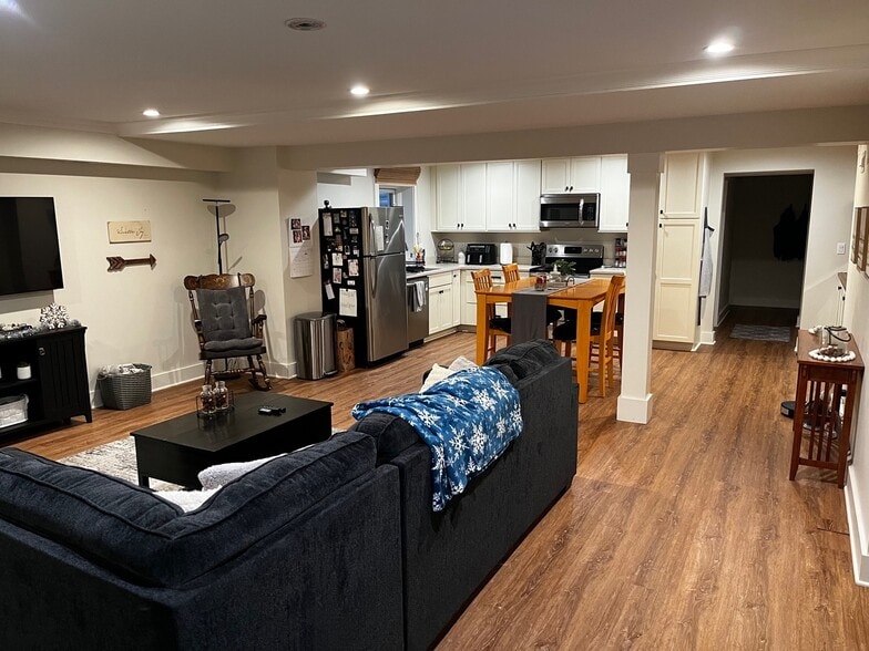 Building Photo - 1407 W Cossitt Ave