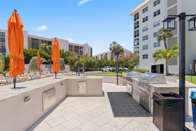 Building Photo - 2871 N Ocean Blvd