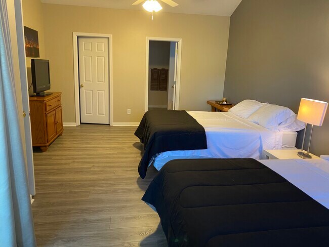 Building Photo - 223 Lake Linden Dr