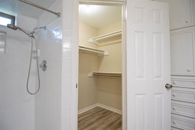 Building Photo - 9010 Arlington Forest Dr