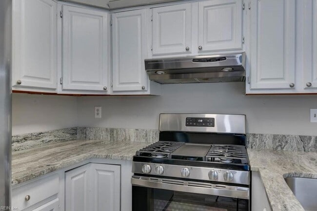 Building Photo - 3800 Sunset Point
