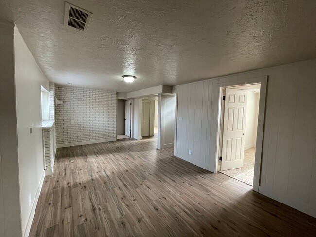 Building Photo - Spacious 6-Bedroom Magna Home with Fenced Yard