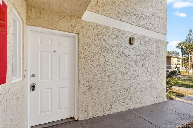 Building Photo - 1564 SE Royal Green Cir