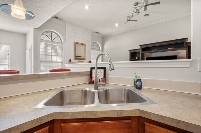 Building Photo - Gorgeous 3-bedroom, 2-bathroom ranch-style home