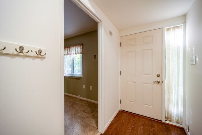 Building Photo - Renovated townhouse backing to trees with loads of privacy!