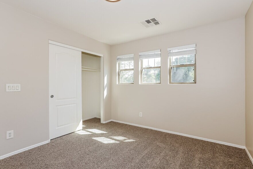 Building Photo - 2918 S Anderson Ln