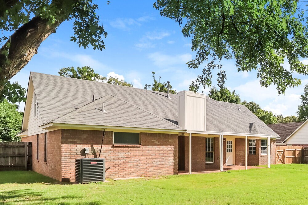 Building Photo - 6752 Oakmoor Cir S