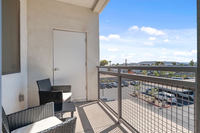 Building Photo - 711 W Broadway Rd