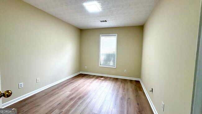 Building Photo - 2336 Pettit Dr
