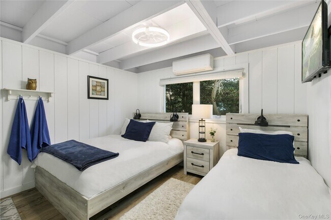 Building Photo - 54 Thompson Ave