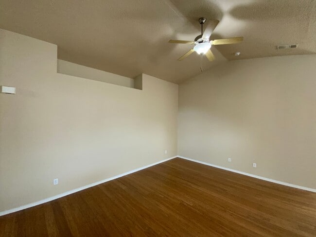 Building Photo - 3 Bedroom Single Story Home Available in T...