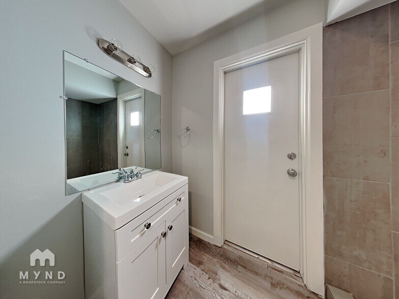 Building Photo - 2009 W Newcastle Cir