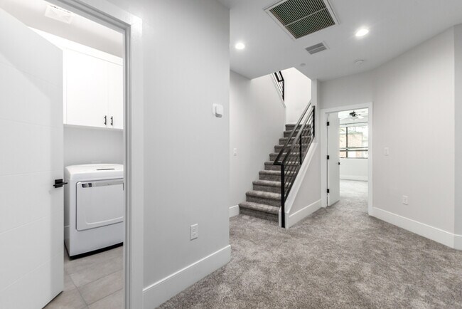 Building Photo - 164 E Lexington Ave