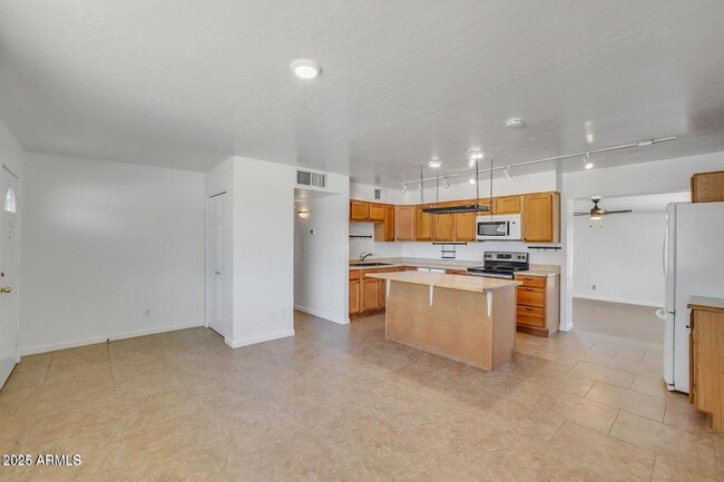 Building Photo - 1526 W Huntington Dr