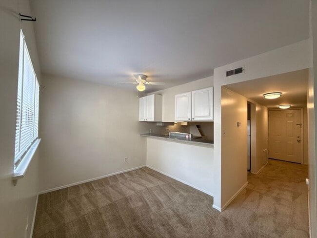 Building Photo - Woodmere Conds - Merry Oaks