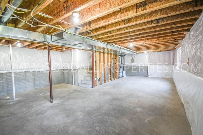 Building Photo - Single Family Home with Fenced Yard and Finished Basement within Waukee School District
