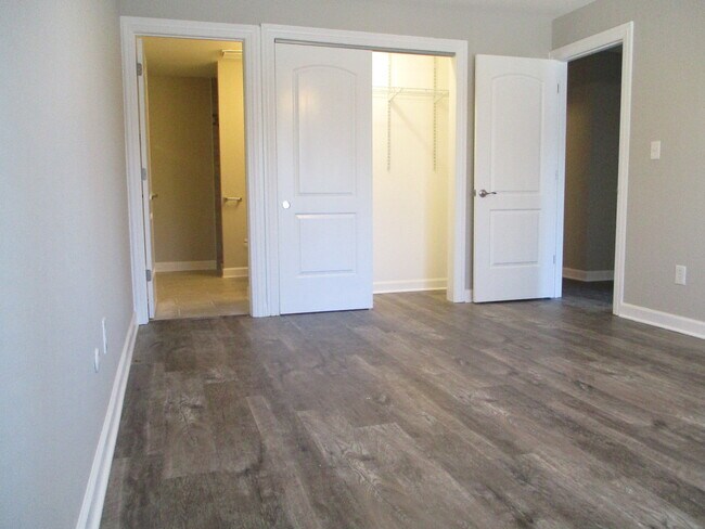 Building Photo - 580 Somerset Ln