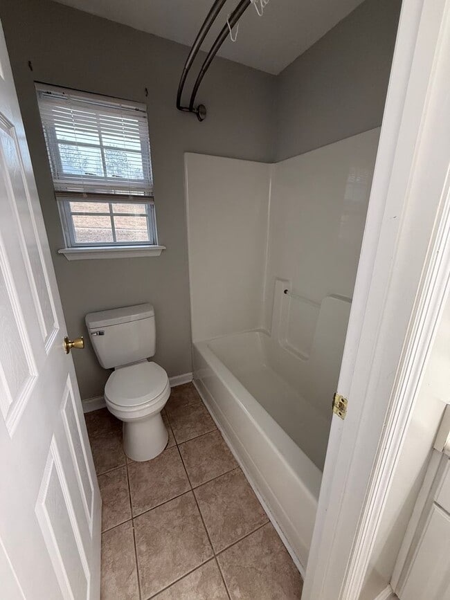 Building Photo - HOME FOR LEASE 4 BR 2 BATH RANCHSTYLE  SPLIT FLOOR PLAN AND OPEN  LARGE  FENCED BACKYARD  CONVENI...