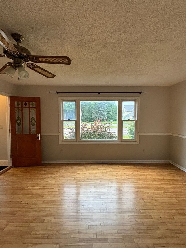 Building Photo - Spacious Home in Gaylord