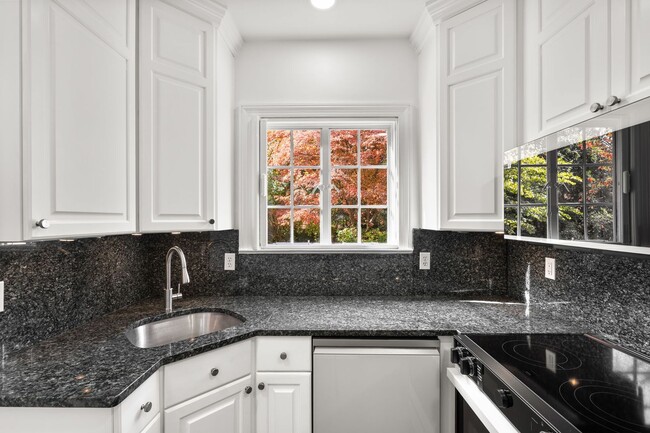 Building Photo - 3 Bed 3.5 Bath - Chevy Chase Colonial - Mo...