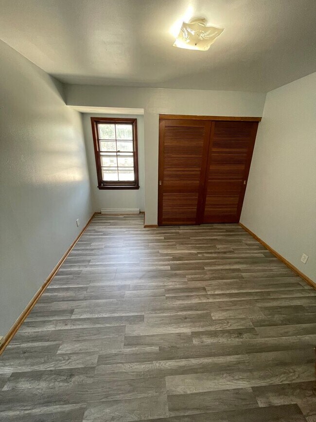 Building Photo - Large 3bed/1.5 bath unit!