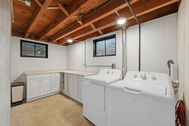 Building Photo - 317 E Forest Ln