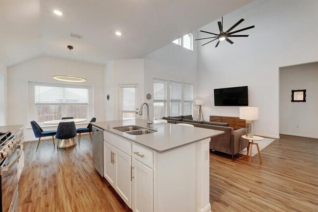 Building Photo - 404 Mante Ct