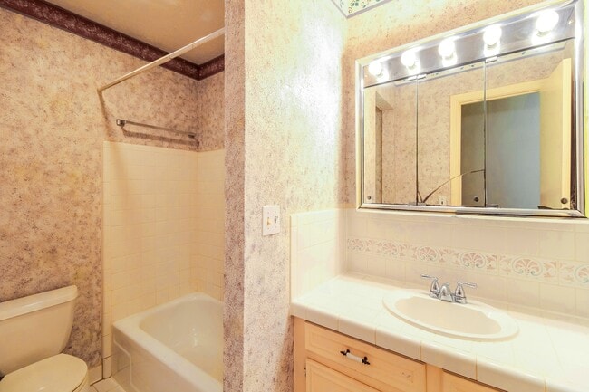 Building Photo - 353 Dawn Hill Dr