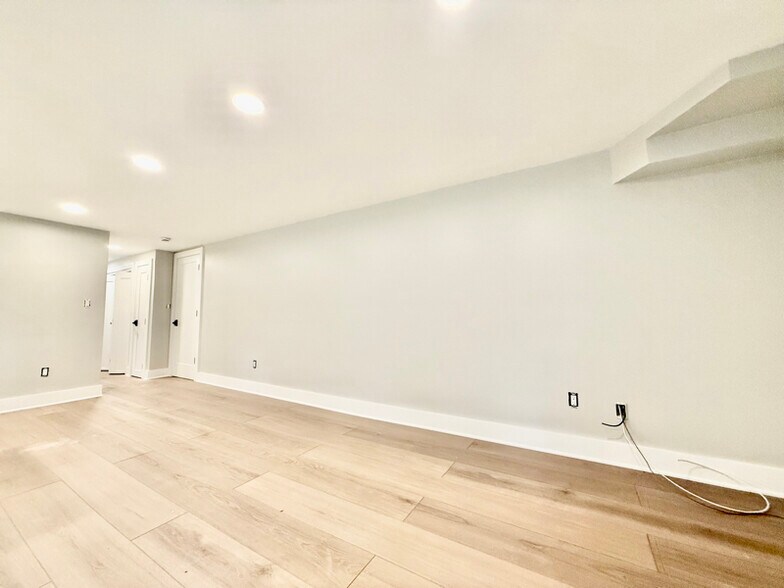 Building Photo - 17 Halsey Pl
