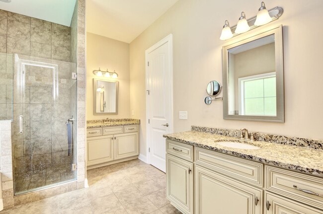 Building Photo - Spacious 4 Bed, 2.5 Bath Home in Desirable...