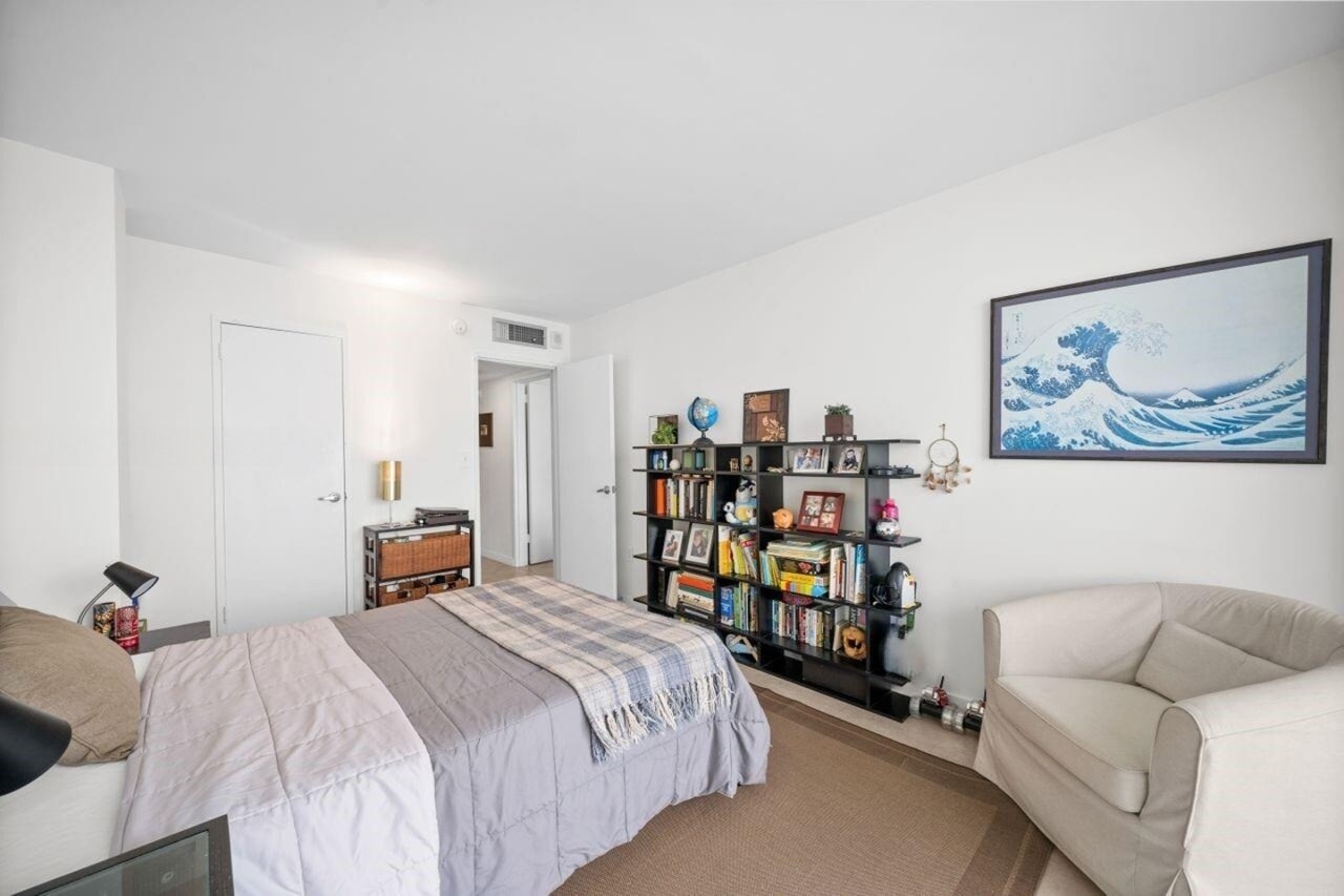 Building Photo - 1228 West Ave