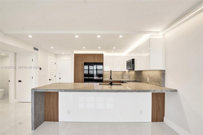 Building Photo - 1400 S Ocean Dr