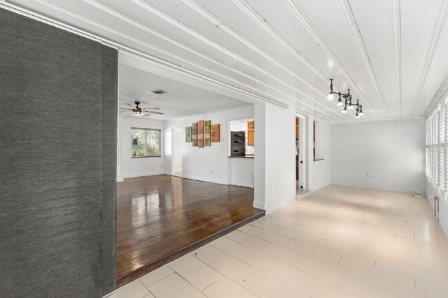 Building Photo - "Charming 3-Bed, 2-Bath Oasis in the Heart of Saint Petersburg – 1,366 Sq Ft of Comfort!"